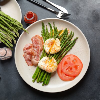 Benedict poached eggs with bacon