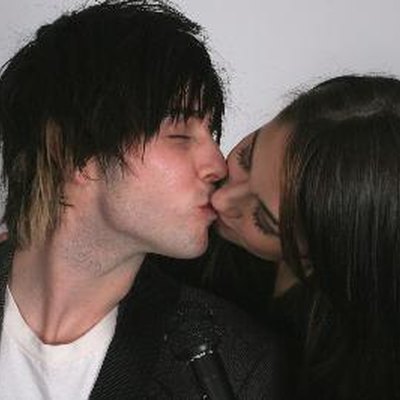 couple kissing