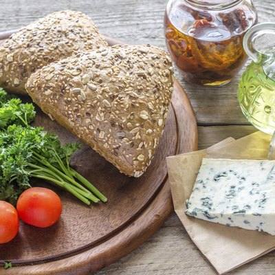 Flax-seed buns with blue cheese and tomatoes