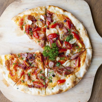 Pizza with bacon, garlic and dried chilli
