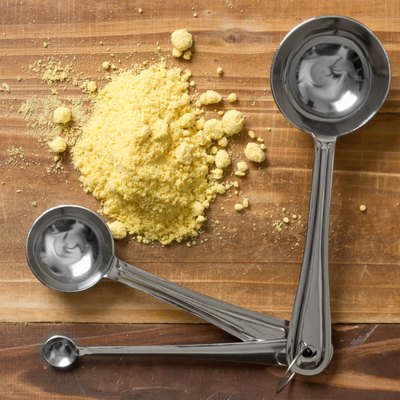 mustard powder with measuring spoons