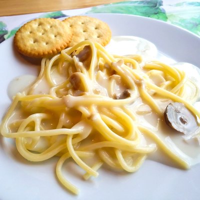 Spaghetti Carbonara with mushroom on white dish