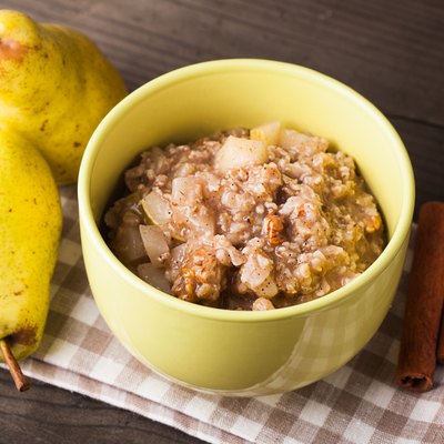 Oatmeal with pears slices
