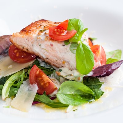 Grilled salmon whit salad