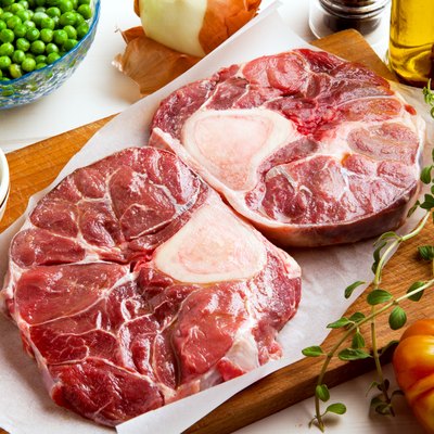 ossobuco , tomato, olive oil, salt, green peas