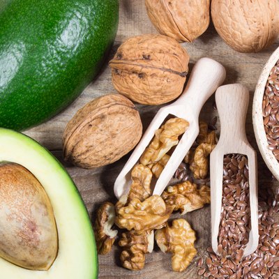 Sources of omega 3 fatty acids: flaxseeds, avocado and walnuts