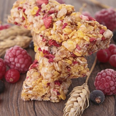 granola bar with berries