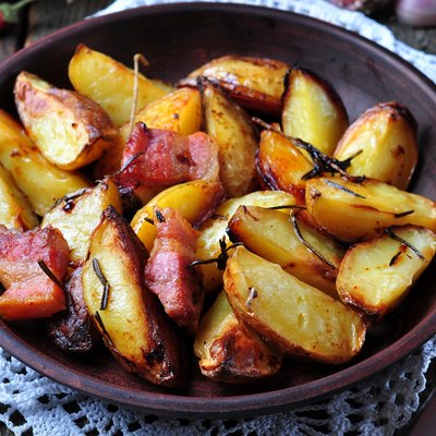 Baked potato with bacon, rosemary, olive oil and sea salt