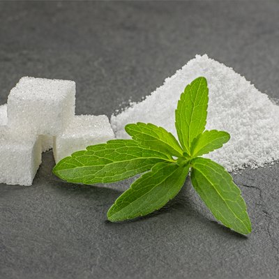 Stevia leaves with stevia powder and sugar cubes