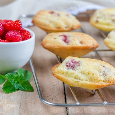 Madeleines cookie with raspberry on cooling rack