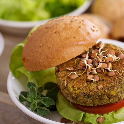 Vegan burgers with lentils and pistashios