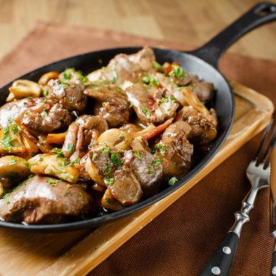 Liver baked with mushrooms, bacon and herbs