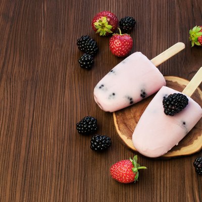 Fruit and yoghurt ice-lolly with strawberries and blackberries