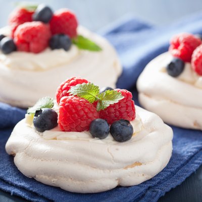 pavlova meringue cake with cream and berry