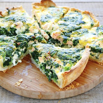 Round PIE with spinach and fish