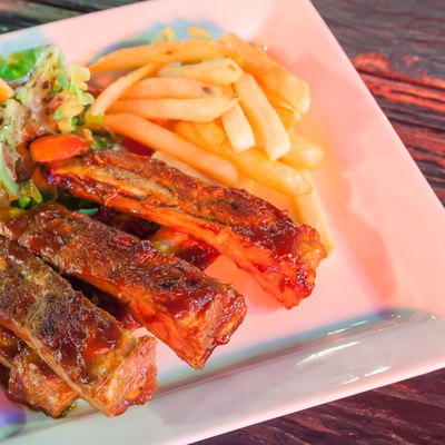 Barbecued ribs with french fries