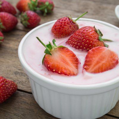 Yogurt with strawberry in bowl