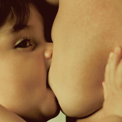 Baby (3-6 months) breastfeeding