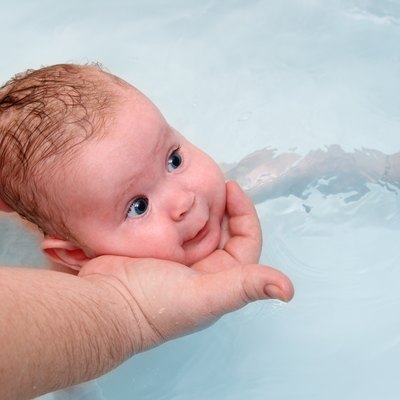 small baby learn to swimming