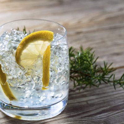 Gin with lemon and ice