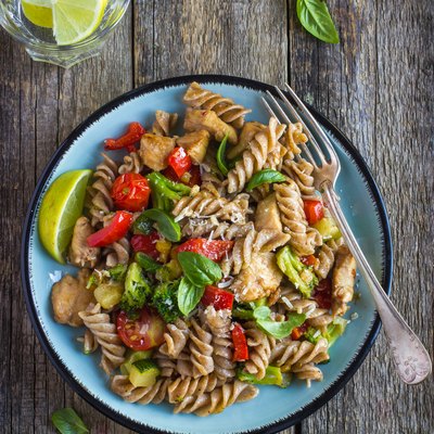 Whole wheat pasta with chicken and vegetables