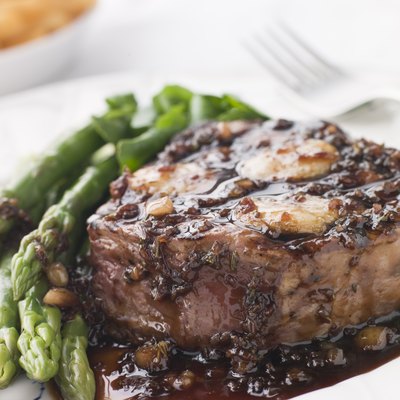 Fillet of Beef Bordelaise with Asparagus Spears and Saut Potatoes
