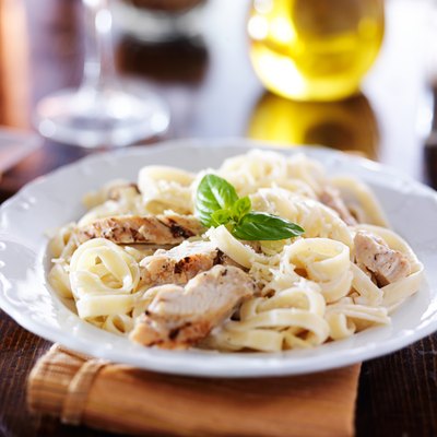 grilled chicken with fettuccine alfredo pasta