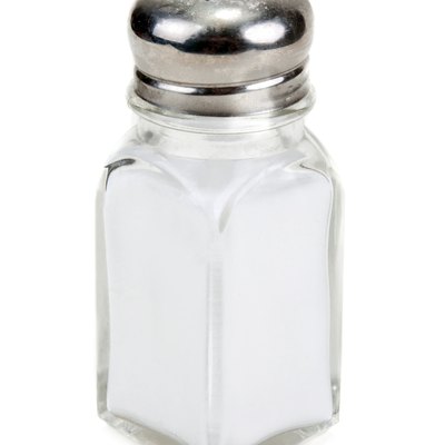 Glass saltcellar with salt insulated