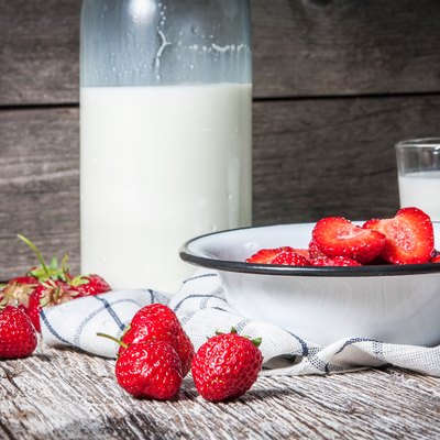 Strawberries with sugar .