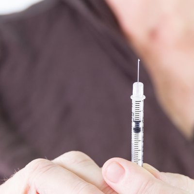 Squirting excess insulin from syringe