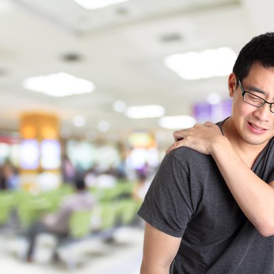 man shoulder pain