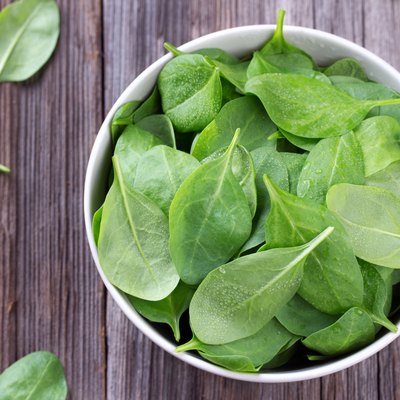 Fresh spinach in bowl