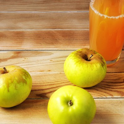 Green apples and apple juice in the glass