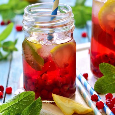 Cold redcurrant tea with lemon and mint.