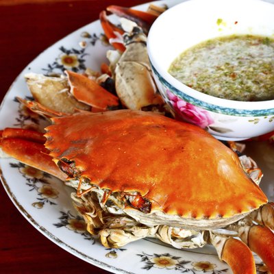 boiled crab with spicy sauce