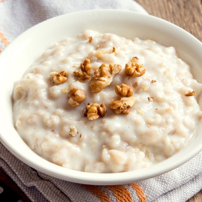 oatmeal porridge with walnuts