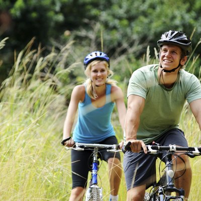mountainbike couple outdoors