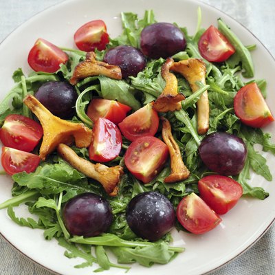 Salad with grapes and chanterelle mushrooms