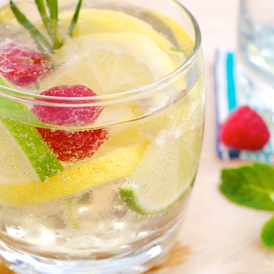 Eisgekühlte Limonade mit Früchten - Iced lemonade with fruits