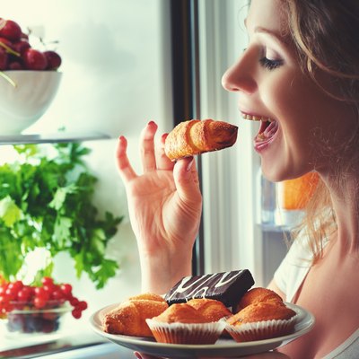 Woman eats night stole the refrigerator