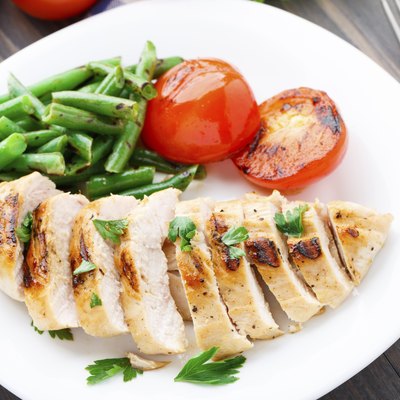 Grilled chicken with green beans and tomatoes