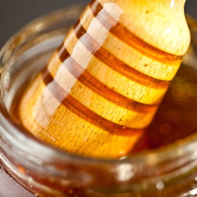 Honey dipper outgoing a jar