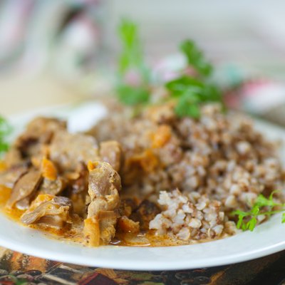 buckwheat cooked with stewed chicken gizzards
