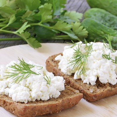 Sandwiches with curd cheese and vegetable