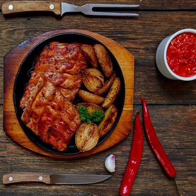 Meat ribs with grilled vegetables