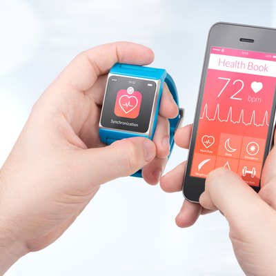 Health data synchronization between smartwatch and smartphone