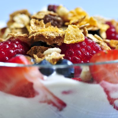 Yogurt with berries and granola
