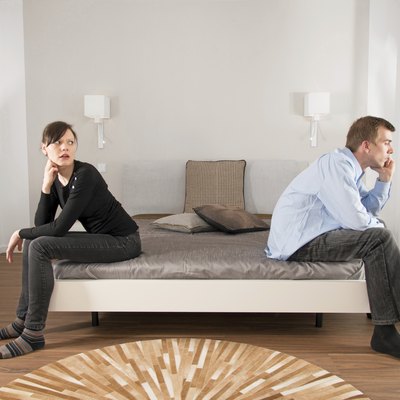 Junges Paar: Ehekrach im Schlafzimmer