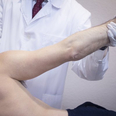 Traumatologist orthopedic surgeon doctor examining patient
