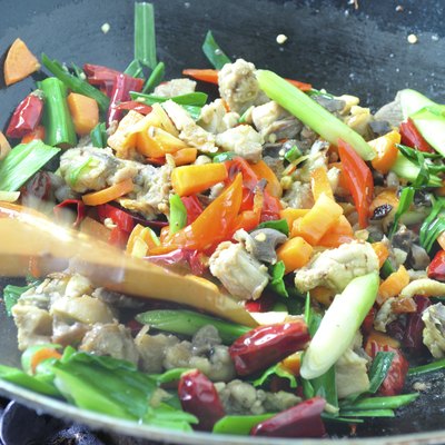 stir frying chicken and vegetabele in wok